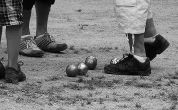 Quels sont les champions de pétanque de la jeune génération ? Jeunes jouant à la pétanque