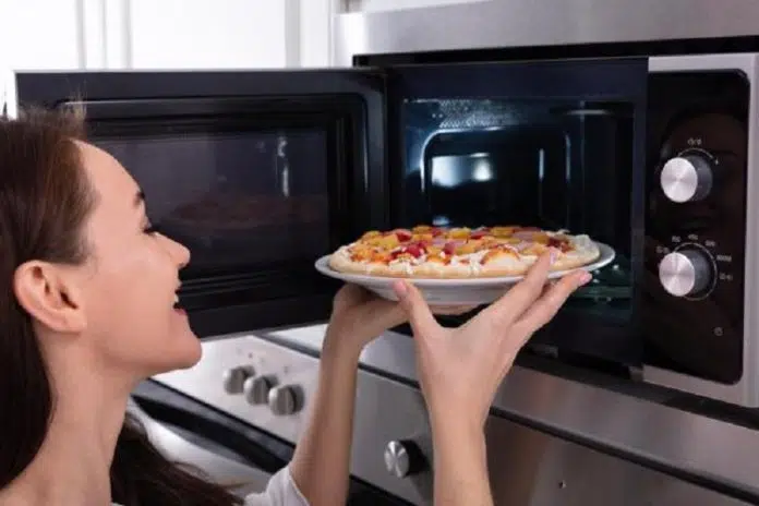 Comment faire cuire une pizza au micro-ondes