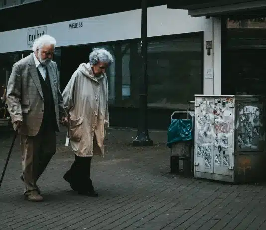 Quels sont les avantages des services d’aides à domicile ? man in black suit standing beside woman in white coat
