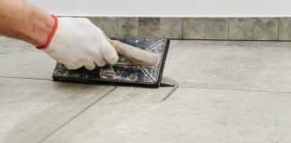 Comment faire des joints de carreaux lisses