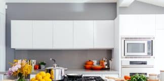 Une cuisine avec un micro-ondes