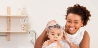 Comment prendre soin des cheveux de mon bébé noir ou métissé