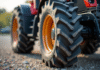 Gros plan d'un pneu de tracteur usé en extérieur