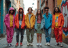 Groupe de jeunes en streetwear coloré dans la ville