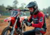 Accessoires indispensables pour optimiser votre moto-cross 150 Jeune motocross homme en pleine préparation sur sa moto