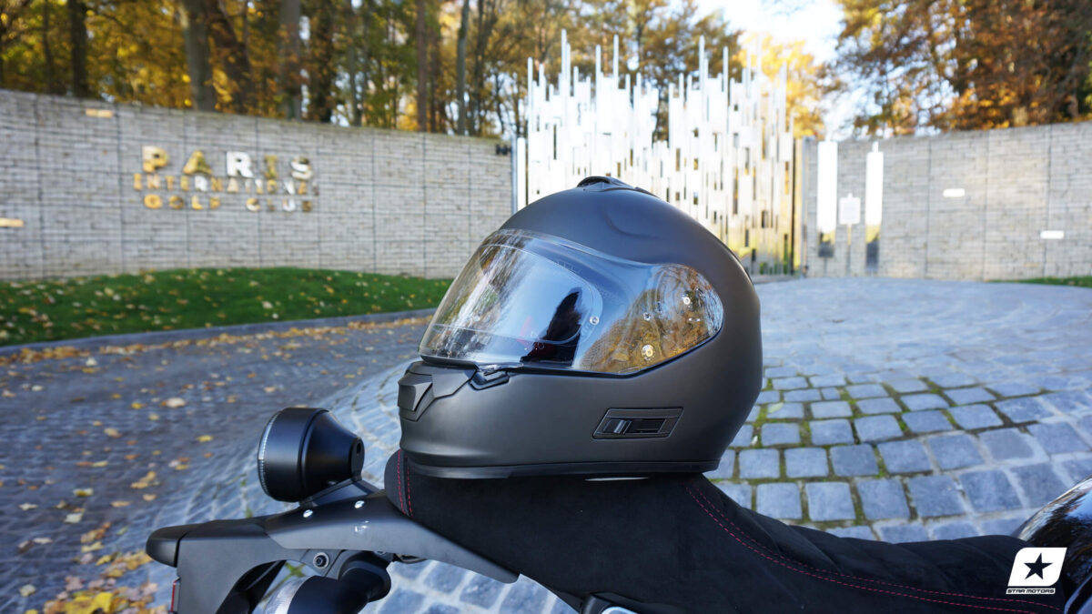 casque de moto noir