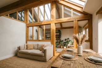 Verrière en bois séparant salon et salle à manger dans un intérieur chaleureux contemporain