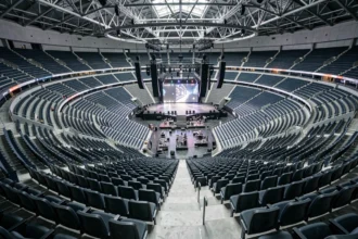 Vue panoramique depuis les tribunes supérieures de l'Accor Arena de Bercy montrant le plan de salle complet et la scène centrale