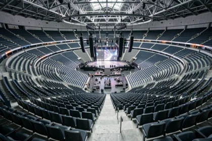 Vue panoramique depuis les tribunes supérieures de l'Accor Arena de Bercy montrant le plan de salle complet et la scène centrale