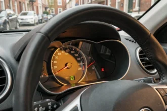 Tableau de bord d'une voiture montrant l'aiguille du compteur de vitesse à 30 mph soit 48 km/h en conduite urbaine